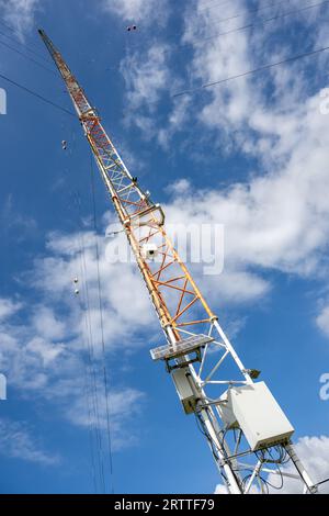 PRODUKTION - 14. September 2023, Baden-Württemberg, Geislingen/Steige: Solarpaneele und Sensoren befinden sich auf einem Messmast eines Windtestfeldes. Im Rahmen des süddeutschen WindforS-Forschungsclusters Windenergie hat sich das Zentrum für Solarenergie- und Wasserstoffforschung (ZSW) Baden-Württemberg zum Ziel gesetzt, Windturbinen für den Einsatz in komplexen Topographien zu optimieren. Laut ZSW ist das Windenergie-Testfeld das weltweit erste in bergigem Gelände. Foto: Stefan Puchner/dpa Stockfoto