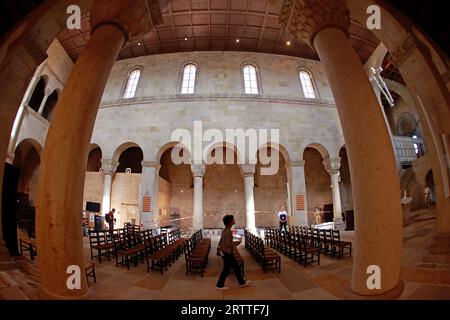 Quedlinburg, Deutschland. September 2023. Blick auf die Stiftskirche in Quedlinburg mit ihren Stützsäulen. Teile des Quedlinburger Domschatzes, einer der bedeutendsten deutschen Kirchenschätze, wurden am Ende des Krieges von einem amerikanischen Soldaten gestohlen. Die Rückkehr in die Harzstadt wurde vor 30 Jahren gefeiert. Die Suche nach zwei Teilen wird jedoch fortgesetzt. Quelle: Matthias Bein/dpa/Alamy Live News Stockfoto