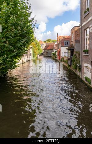 Blick vom Fluss über die Marienbrücke (Mariabrug), Brügge, Belgien Stockfoto