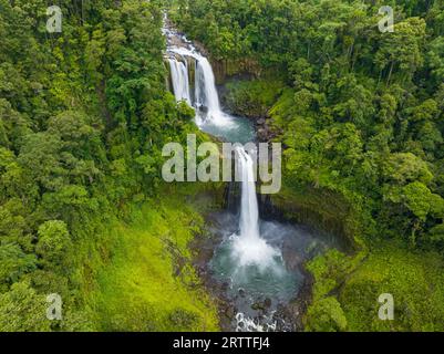 Zweistufiger Wasserfall im Bergwald, Blick auf Drohnen. Limunsudan Falls. Mindanao, Philippinen. Stockfoto