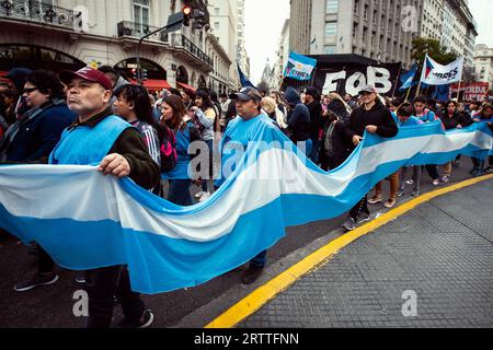 Buenos Aires, Argentinien. September 2023. Demonstranten halten während der Demonstration von sozialen Organisationen eine argentinische Flagge. Die Sozialorganisationen protestierten gegen den Wirtschaftsminister Sergio Massa, der auch einer der Präsidentschaftskandidaten ist. Auch gegen Javier Milei, Präsidentschaftskandidat der Koalition La Libertad Avanza (rechter Flügel). Im Wettbewerb und in der Wirtschaftskrise in Argentinien. (Foto: Mariana Nedelcu/SOPA Images/SIPA USA) Credit: SIPA USA/Alamy Live News Stockfoto