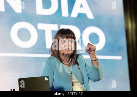 Buenos Aires, Argentinien, 14. September 2023. Die Kandidatin für das Amt des Präsidenten des politischen Raums Juntos por el Cambio, Patricia Bullrich, präsentierte ihr Buch „de un día para otro“ (von einem Tag zum nächsten) vor einem großen Publikum im Rahmen des Wahlkampfs. Sie präsentierte das Buch zusammen mit ihrem Amtskollegen Luis Petri. (Quelle: Esteban Osorio/Alamy Live News) Stockfoto