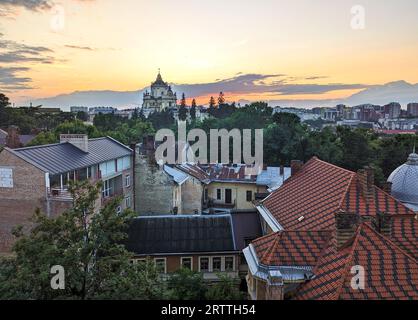 Juli 2023. Ukraine. Lviv. Ein unglaublich schönes Panorama bei Sonnenuntergang. Romantisches Lviv aus der Vogelperspektive. Lemberg ist die kulturelle Hauptstadt der Ukraine Stockfoto
