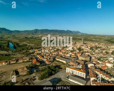 Panoramaaussicht auf Briones, mittelalterliches Dorf auf einem Hügel mit gotischer Kirche und Ruine über dem Ebro in Rioja Spanien Stockfoto