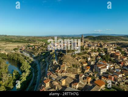 Panoramaaussicht auf Briones, mittelalterliches Dorf auf einem Hügel mit gotischer Kirche und Ruine über dem Ebro in Rioja Spanien Stockfoto