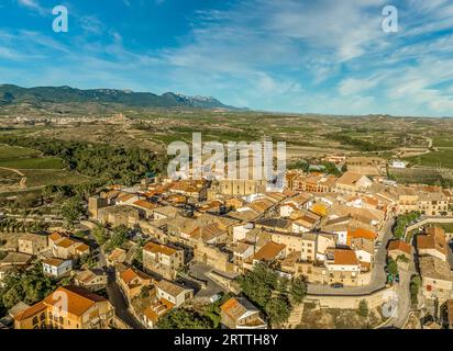 Panoramaaussicht auf Briones, mittelalterliches Dorf auf einem Hügel mit gotischer Kirche und Ruine über dem Ebro in Rioja Spanien Stockfoto