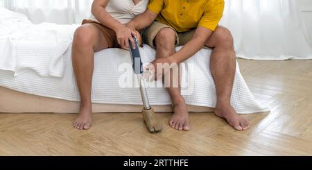 Nahaufnahme Frau Behinderung mit Prothesen bionisches Bein, prothetische Gliedmaßen tragen Beinprothese zusammen mit ihrem Mann im Schlafzimmer zu Hause. Stockfoto
