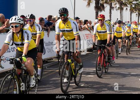 Die Fahrer des Southend Wheelers Cycling Club starten beim Tour of Britain-Radrennen Stage 6 in Southend on Sea, Essex, UK. Stockfoto