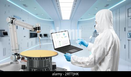 Halbleiterfertigung mit Ingenieur trägt Overall-Anzug-Kontrolle in der Fabrik Stockfoto