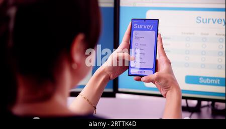 Digital Online Research Survey Form Auf Dem Handy-Bildschirm Stockfoto