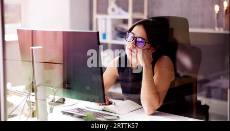 Betonte Müde Wirtschaftsprüferin Frau. Fauler Traurige Arbeiter Stockfoto