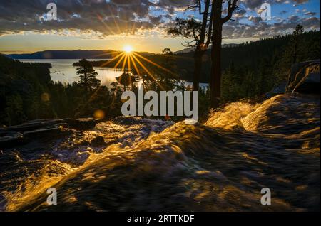 Sonnenaufgang über den unteren Eagle Falls mit Emerald Bay im Hintergrund, Lake Tahoe, Kalifornien. Stockfoto