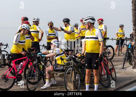 Die Fahrer des Southend Wheelers Cycling Club auf dem Promenadenpfad beim Tour of Britain-Radrennen Stage 6 starten in Southend on Sea, Essex, UK. Stockfoto