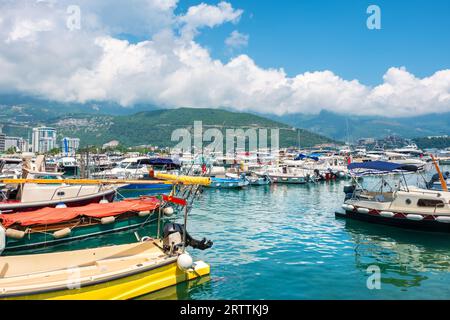 Kleine Boote legten im Yachthafen neben der Altstadt an. Budva, Montenegro Stockfoto