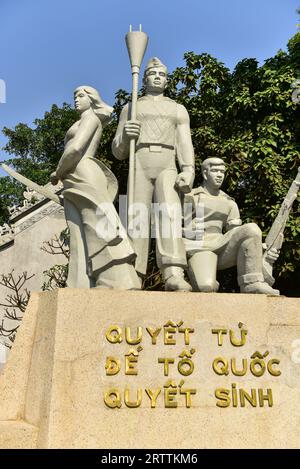 Statue mit der Inschrift „Quyết tử để tổ quốc quyết sinh“ (entschlossen, für die Geburt des Landes zu sterben), in Erinnerung an diejenigen, die sich den Franzosen widersetzten Stockfoto