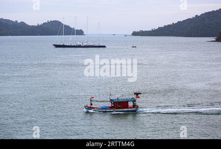 Die Luxusyacht Phocea, die einst dem französischen Tycoon Bernard Tapie gehörte, ankerte in der Nähe von Langkawi, Malaysia, wo sie kurz darauf brannte und sank Stockfoto