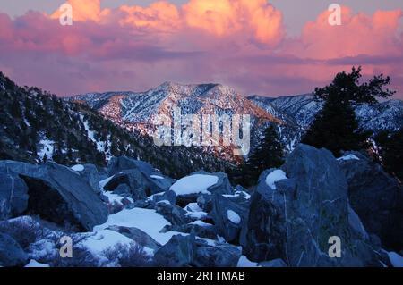 Der lebhafte Sonnenuntergang über den San Gabriel Mountains über den Gipfel des San Antonio, AUCH BEKANNT ALS Mount Baldy oder Old Baldy. Los Angeles und San Bernardino Counties, C Stockfoto