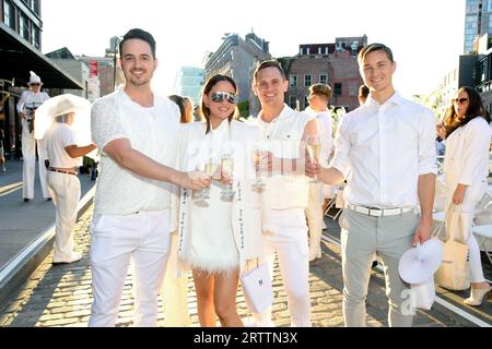 New York, USA. September 2023. Diner EN Blanc Culinary Pop-up am Gansevoort Plaza in New York, New York, 14. September 2023. Gäste, die in weiß gekleidet waren, brachten ihre eigenen Tische, Stühle, Speisen, Getränke und Beleuchtung mit, um an einem geheimen Ort zu speisen, der erst bei ihrer Ankunft enthüllt wurde. (Foto: Efren Landaos/SIPA USA) Credit: SIPA USA/Alamy Live News Stockfoto