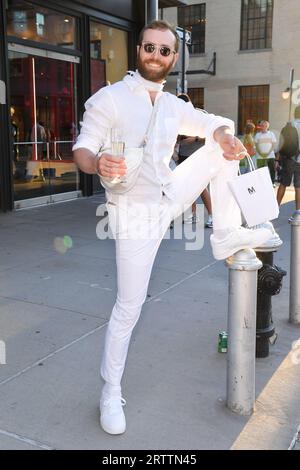 New York, USA. September 2023. Diner EN Blanc Culinary Pop-up am Gansevoort Plaza in New York, New York, 14. September 2023. Gäste, die in weiß gekleidet waren, brachten ihre eigenen Tische, Stühle, Speisen, Getränke und Beleuchtung mit, um an einem geheimen Ort zu speisen, der erst bei ihrer Ankunft enthüllt wurde. (Foto: Efren Landaos/SIPA USA) Credit: SIPA USA/Alamy Live News Stockfoto