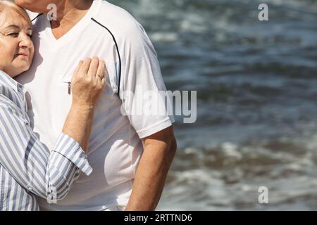 Porträt eines glücklichen älteren Ehepaares am Meer. Nahaufnahme. Hintergrundbild. Stockfoto