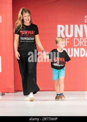 Model Walks Runway, gesponsert von Stride Rite für Runway of Dreams Foundation Adaptive Fashion während der Fashion Week bei Powerhouse Arts in New York am 13. September 2023 Stockfoto