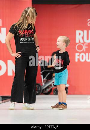 Model Walks Runway, gesponsert von Stride Rite für Runway of Dreams Foundation Adaptive Fashion während der Fashion Week bei Powerhouse Arts in New York am 13. September 2023 Stockfoto