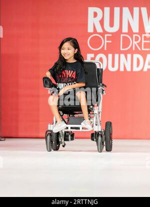 Model Walks Runway, gesponsert von Stride Rite für Runway of Dreams Foundation Adaptive Fashion während der Fashion Week bei Powerhouse Arts in New York am 13. September 2023 Stockfoto