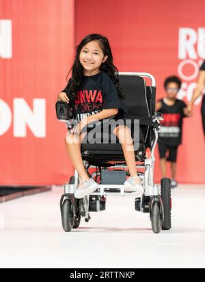 Model Walks Runway, gesponsert von Stride Rite für Runway of Dreams Foundation Adaptive Fashion während der Fashion Week bei Powerhouse Arts in New York am 13. September 2023 Stockfoto