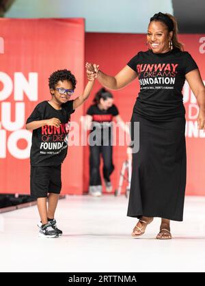 Model Walks Runway, gesponsert von Stride Rite für Runway of Dreams Foundation Adaptive Fashion während der Fashion Week bei Powerhouse Arts in New York am 13. September 2023 Stockfoto