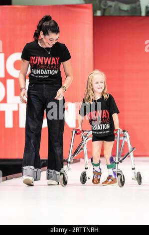 Model Walks Runway, gesponsert von Stride Rite für Runway of Dreams Foundation Adaptive Fashion während der Fashion Week bei Powerhouse Arts in New York am 13. September 2023 Stockfoto