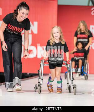 Model Walks Runway, gesponsert von Stride Rite für Runway of Dreams Foundation Adaptive Fashion während der Fashion Week bei Powerhouse Arts in New York am 13. September 2023 Stockfoto