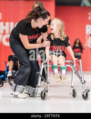 Model Walks Runway, gesponsert von Stride Rite für Runway of Dreams Foundation Adaptive Fashion während der Fashion Week bei Powerhouse Arts in New York am 13. September 2023 Stockfoto