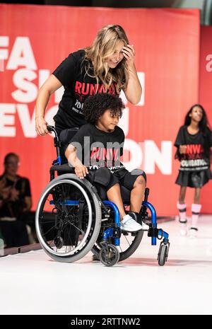 Model Walks Runway, gesponsert von Stride Rite für Runway of Dreams Foundation Adaptive Fashion während der Fashion Week bei Powerhouse Arts in New York am 13. September 2023 Stockfoto