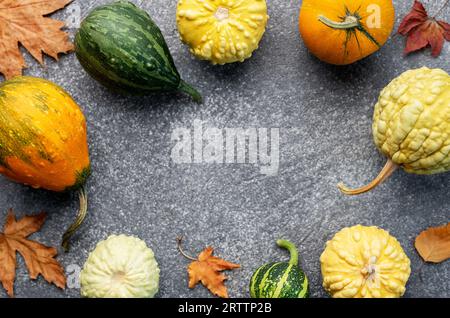 Herbstblätter und Kürbisse auf dunklem Hintergrund Stockfoto