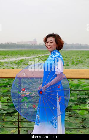 LUANNAN COUNTY, China - 9. Juni 2018: Cheongsam Lady Playing in the Park, LUANNAN COUNTY, Provinz Hebei, China Stockfoto