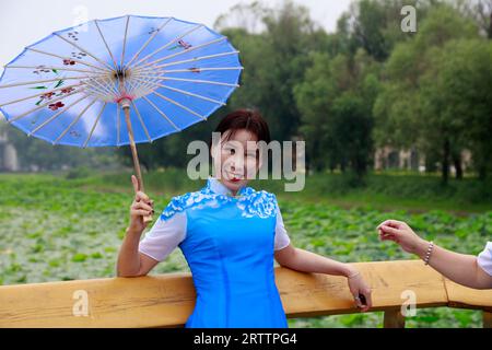 LUANNAN COUNTY, China - 9. Juni 2018: Cheongsam Lady Playing in the Park, LUANNAN COUNTY, Provinz Hebei, China Stockfoto