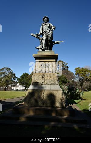 Robert Burns Statue, Art Gallery Road, Domainviertel, Sydney. Die Bronzestatue zeigt Burns, der sich in Landkleidung gegen einen Pflug lehnt. Stockfoto