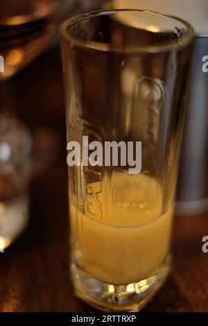 Ein Glas Ricard Pastis, ein sanfter gelber Aperitif vor dem Abendessen im Bistro La Cantine du Troquet in Dupleix Paris, Frankreich. Lebensweise im Food Travel Stockfoto