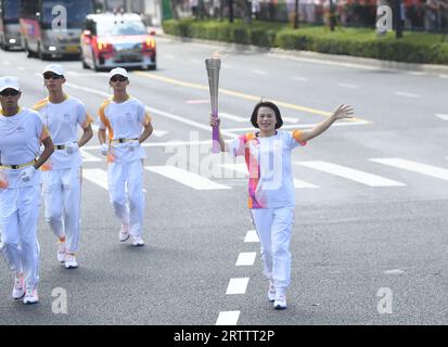 Wenzhou, Chinas Provinz Zhejiang. September 2023. Der Fackelträger Shao Ruozhen läuft mit der Fackel während des Fackelwechsels der 19. Asienspiele in Wenzhou, ostchinesische Provinz Zhejiang, 15. September 2023. Quelle: Weng Xinyang/Xinhua/Alamy Live News Stockfoto