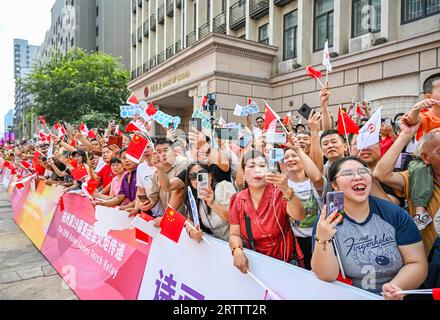 Wenzhou, Chinas Provinz Zhejiang. September 2023. Die Menschen beobachten die Fackelserie der 19. Asienspiele in Wenzhou, ostchinesische Provinz Zhejiang, 15. September 2023. Quelle: Sun Fei/Xinhua/Alamy Live News Stockfoto