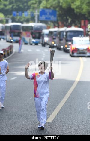 Wenzhou, Chinas Provinz Zhejiang. September 2023. Fackelträger He Qianqian läuft mit der Fackel während der Fackelserie der 19. Asienspiele in Wenzhou, Ostchinesische Provinz Zhejiang, 15. September 2023. Quelle: Weng Xinyang/Xinhua/Alamy Live News Stockfoto