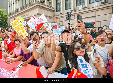 Wenzhou, Chinas Provinz Zhejiang. September 2023. Die Menschen beobachten die Fackelserie der 19. Asienspiele in Wenzhou, ostchinesische Provinz Zhejiang, 15. September 2023. Quelle: Sun Fei/Xinhua/Alamy Live News Stockfoto