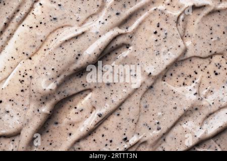Gesichtscreme Kaffeeschrubben. Kosmetische Peeling-Gesichts- oder Körpercreme. Handgemachtes Kaffeespeeling für die Körperpflege. Stockfoto
