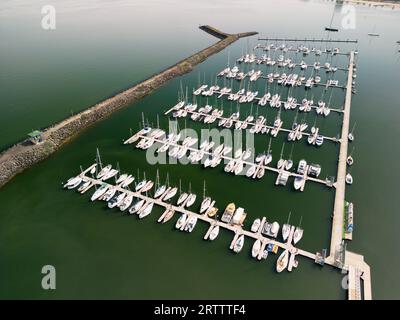 Eine Luftaufnahme von St Kilda Marina mit großen Booten, die auf einem schwimmenden Ponton in Melbourne, Australien, vertäut sind Stockfoto