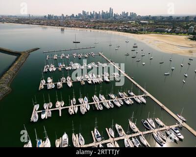 Eine Luftaufnahme von St Kilda Marina mit großen Booten, die auf einem schwimmenden Ponton in Melbourne, Australien, vertäut sind Stockfoto