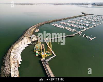 Eine Luftaufnahme von St Kilda Marina mit großen Booten, die auf einem schwimmenden Ponton in Melbourne, Australien, vertäut sind Stockfoto