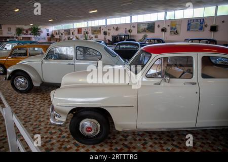 Talmont, Frankreich - 09 12 2023 : Simca aronde vw Käfer Mini Auto Oldtimer Vintage in Frankreich klassisches Museumsfahrzeug in talmont vendee frankreich Stockfoto