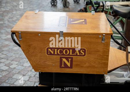 Bordeaux, Frankreich - 09 12 2023 : Nicolas Logo Marke und Textschild auf Holzkiste auf Lieferung Fahrrad Shop der französischen Wein Alkohol Einzelhändler Kette Stockfoto