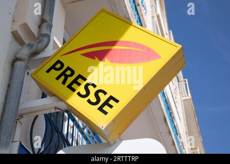 Bordeaux, Frankreich - 09 12 2023 : Presse französisches Zeichen Marke und Text-Logo Zeitungsgeschäft Verkäufer Presse Wand Fassade rot Feder gelber Hintergrund im Geschäft Stockfoto