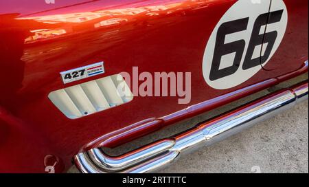 Bordeaux, Frankreich - 09 04 2023 : AC Cobra 427 ford Sportwagen Logo Seitenmarke und Textschild mit Auspuffrennfahrzeug Vintage Stockfoto